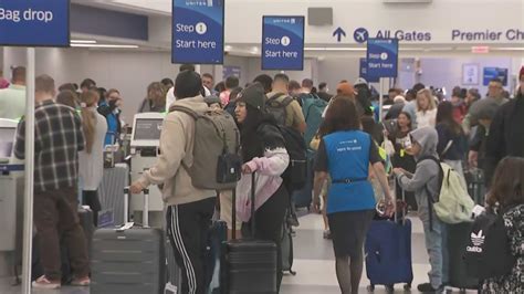 Passengers pack out LAX before Thanksgiving; protest planned for Terminal 7